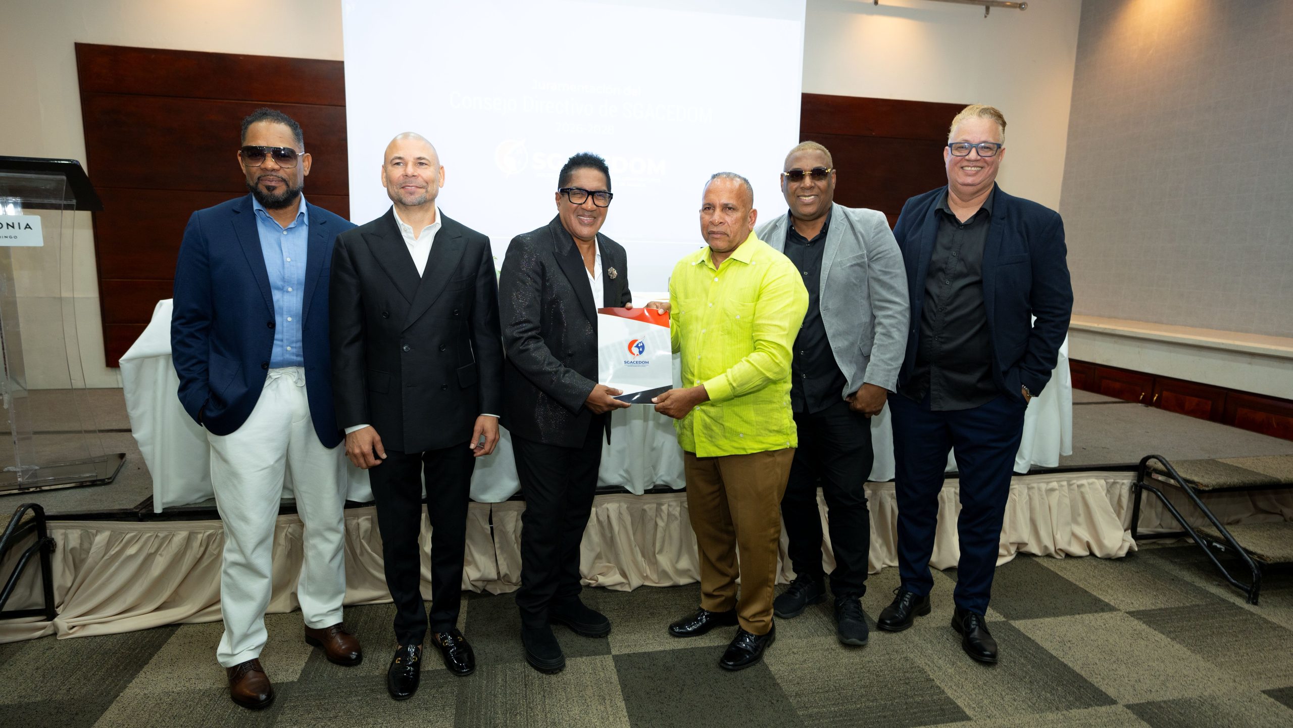 Kinito Méndez asume la presidencia de SGACEDOM